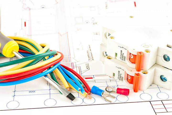 Électricien sérieux, capable d'installer ou de rénover le système électrique.